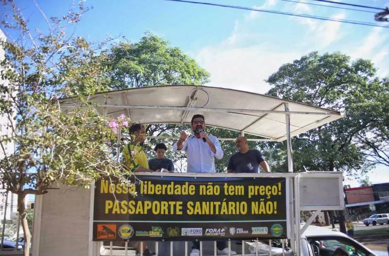 Procurador de justiça, Sérgio Harfouche, discursando do auto de um carro de som ©Paulo Francis