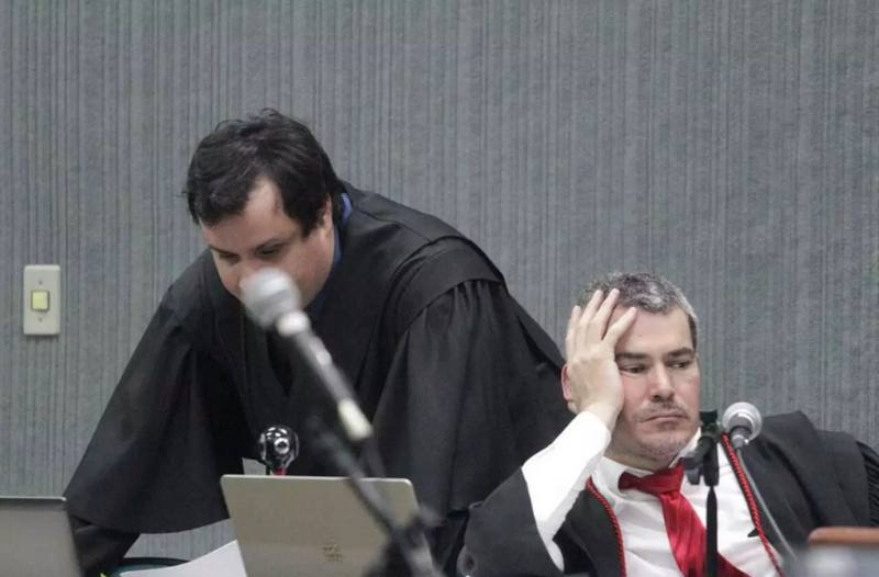 Com aparência desanimada, o promotor Douglas Oldegardo nos momentos finais do júri 