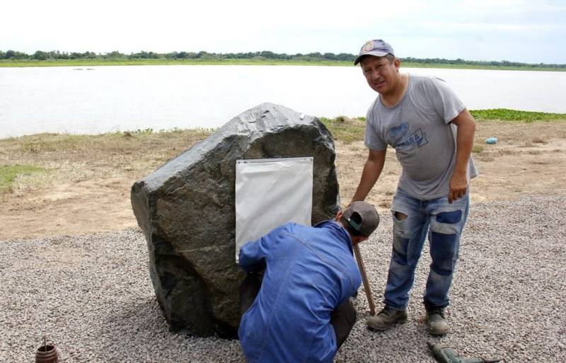Trabalhadores preparam a placa que será descerrada pelos presidentes do Brasil e do Paraguai, marcando o início da obra mais importante da Rota Bioceânica