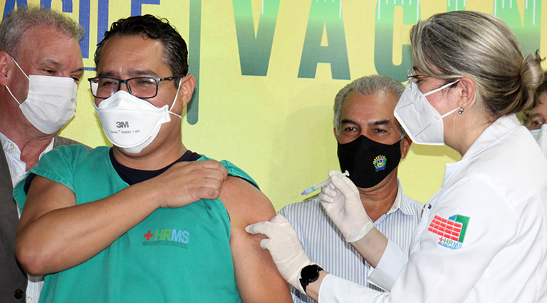 Vacinação de profissional da saúde ©Chico Ribeiro/Arquivo