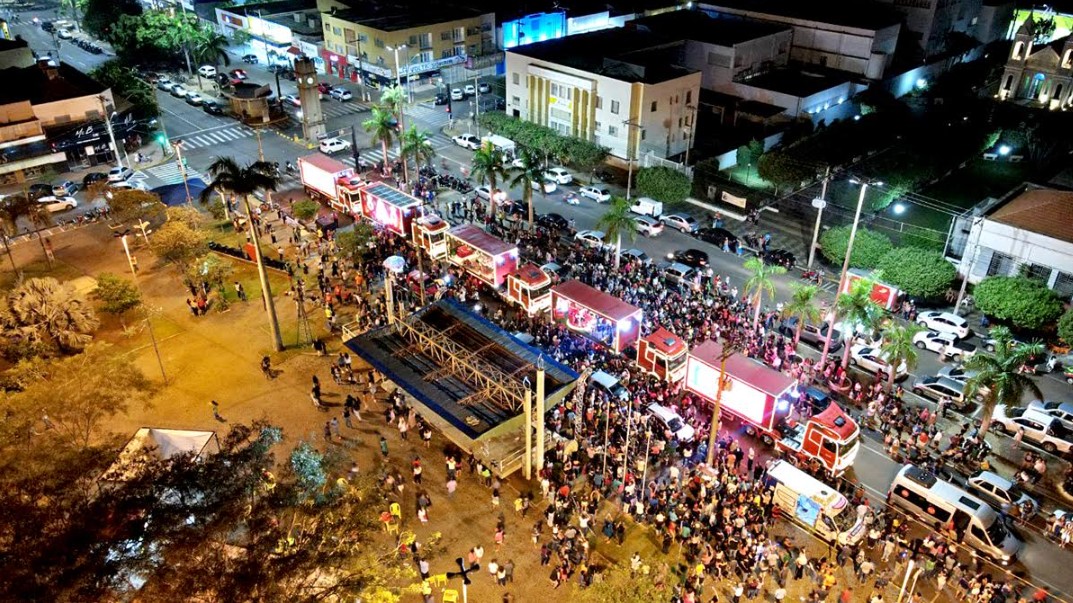 Caminhões iluminados da Caravana Coca-Cola passaram por TL e abriram  festividades de final de ano - Notícia - Jornal do Estado MS